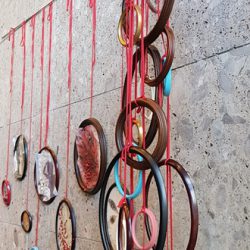 de rode draad | 2021 | 180x50x40 cm | keramiek, band, 20 houten lijsten